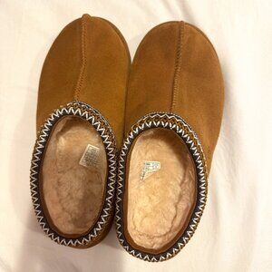 UGG Womans Tasmans Size 8